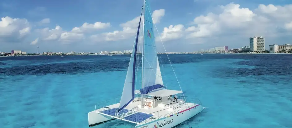 Ultramar Catamaran levando passageiros ao seu destino de viagem