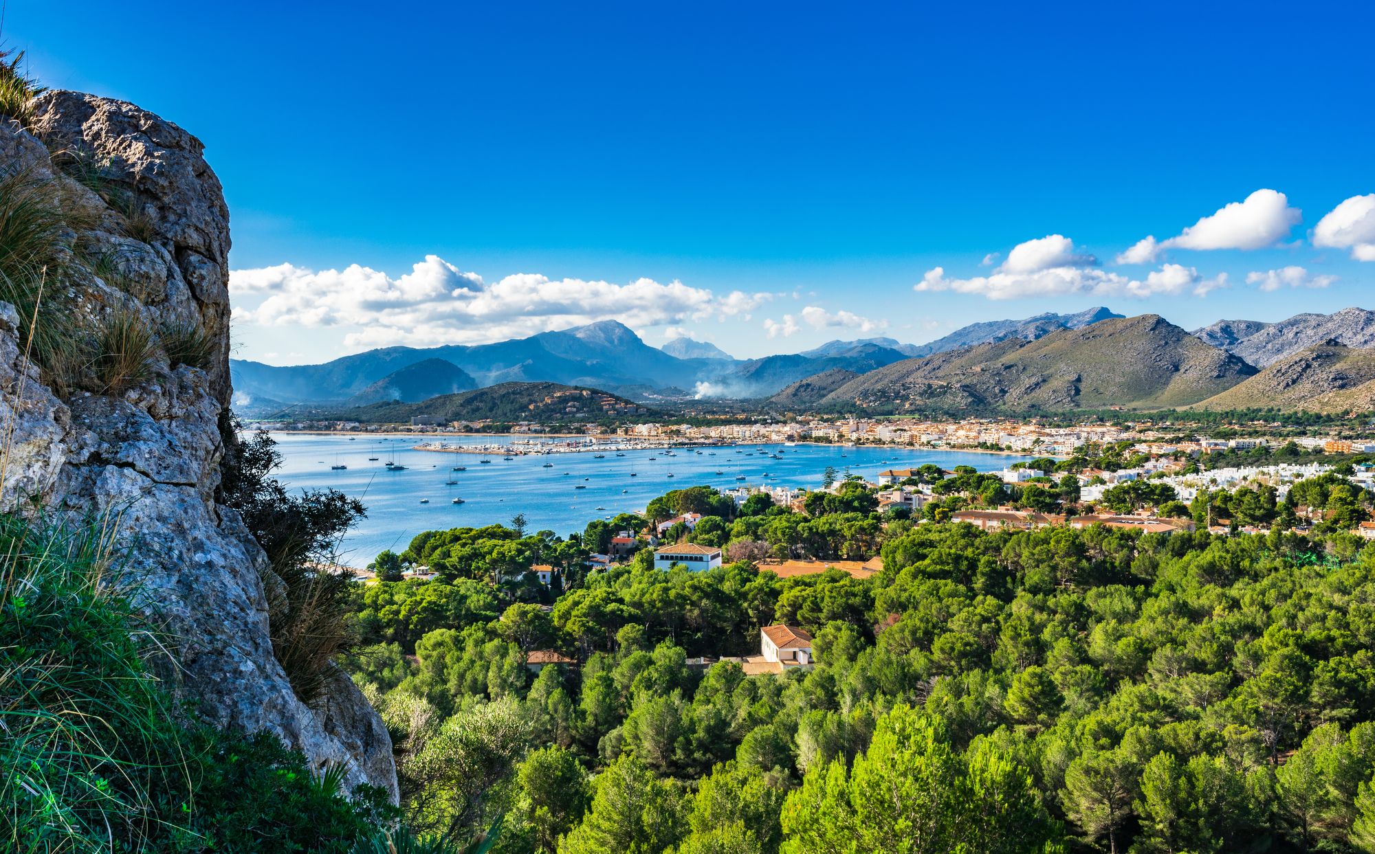 ฉากหลังที่มีเสน่ห์ของใจกลางเมือง Port de Pollenca