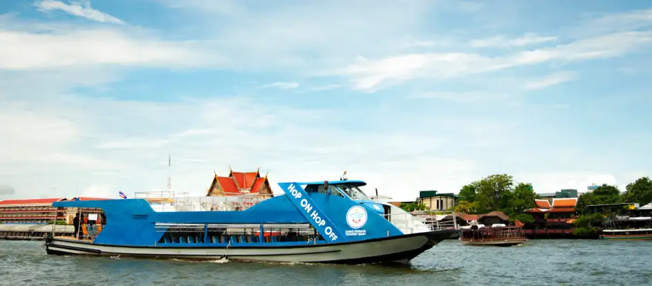 Chao Phraya Tourist Boat levando passageiros ao seu destino de viagem