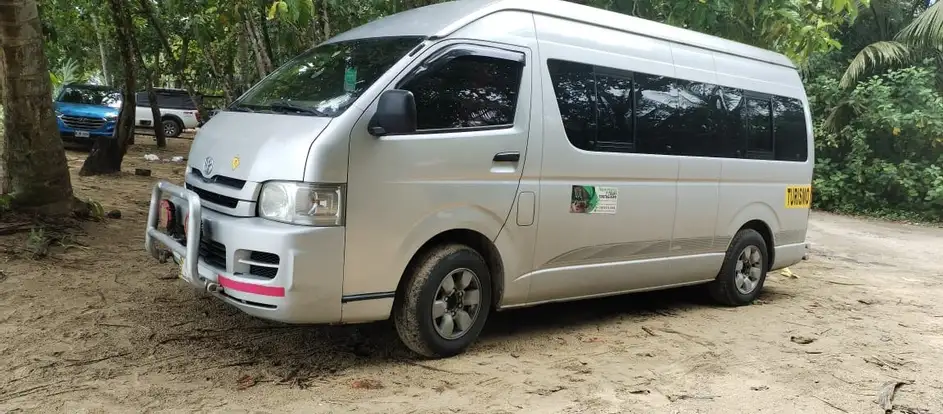 Transportes y Tours Tortuguero passagiers naar hun reisbestemming brengen