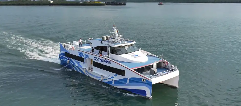 Dolphin Fast Ferry levando passageiros ao seu destino de viagem