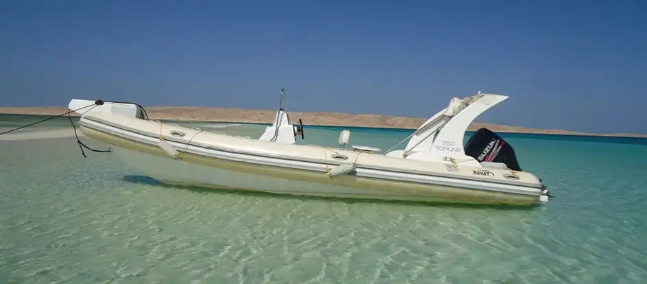 BULLET speedboats 将乘客送到其旅行目的地