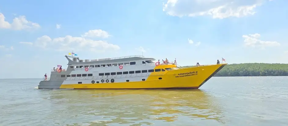 Phonpaisan Travel and Tour 乗客を旅行先に連れて行く