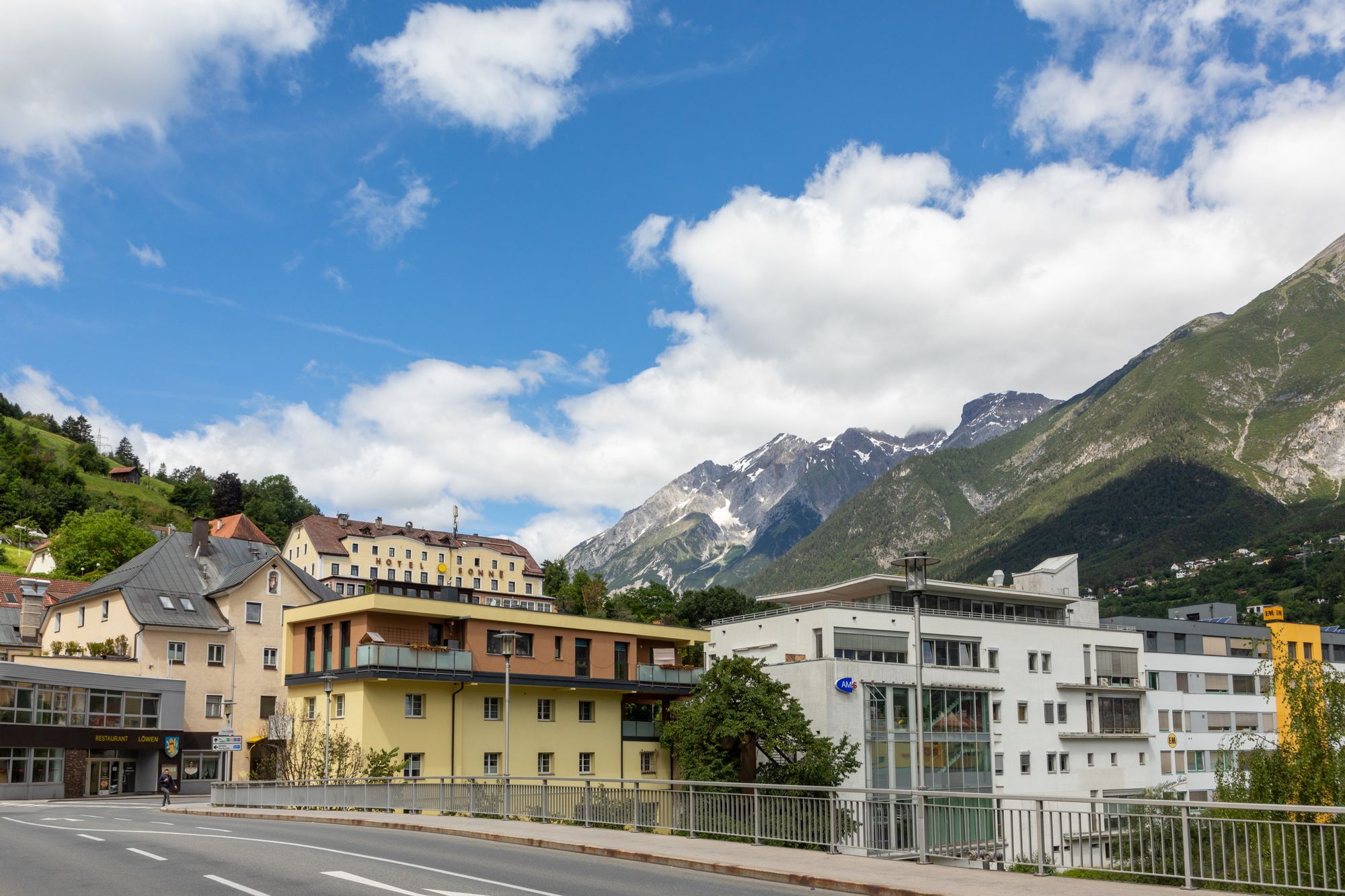 Landeck Train Station estação dentro de Landeck, Austria