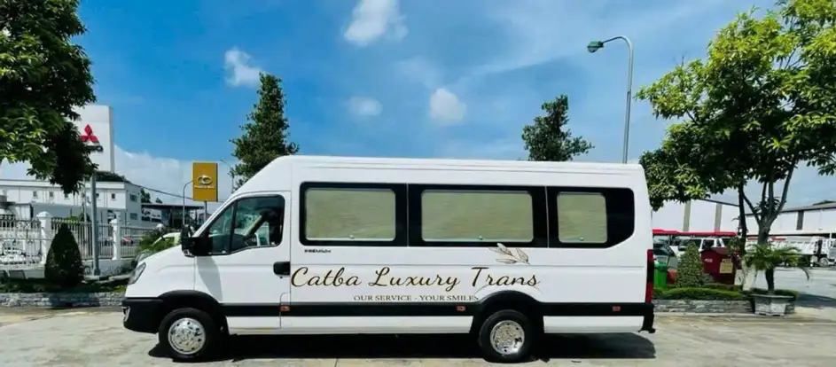 Cat Ba Luxury Trans levando passageiros ao seu destino de viagem