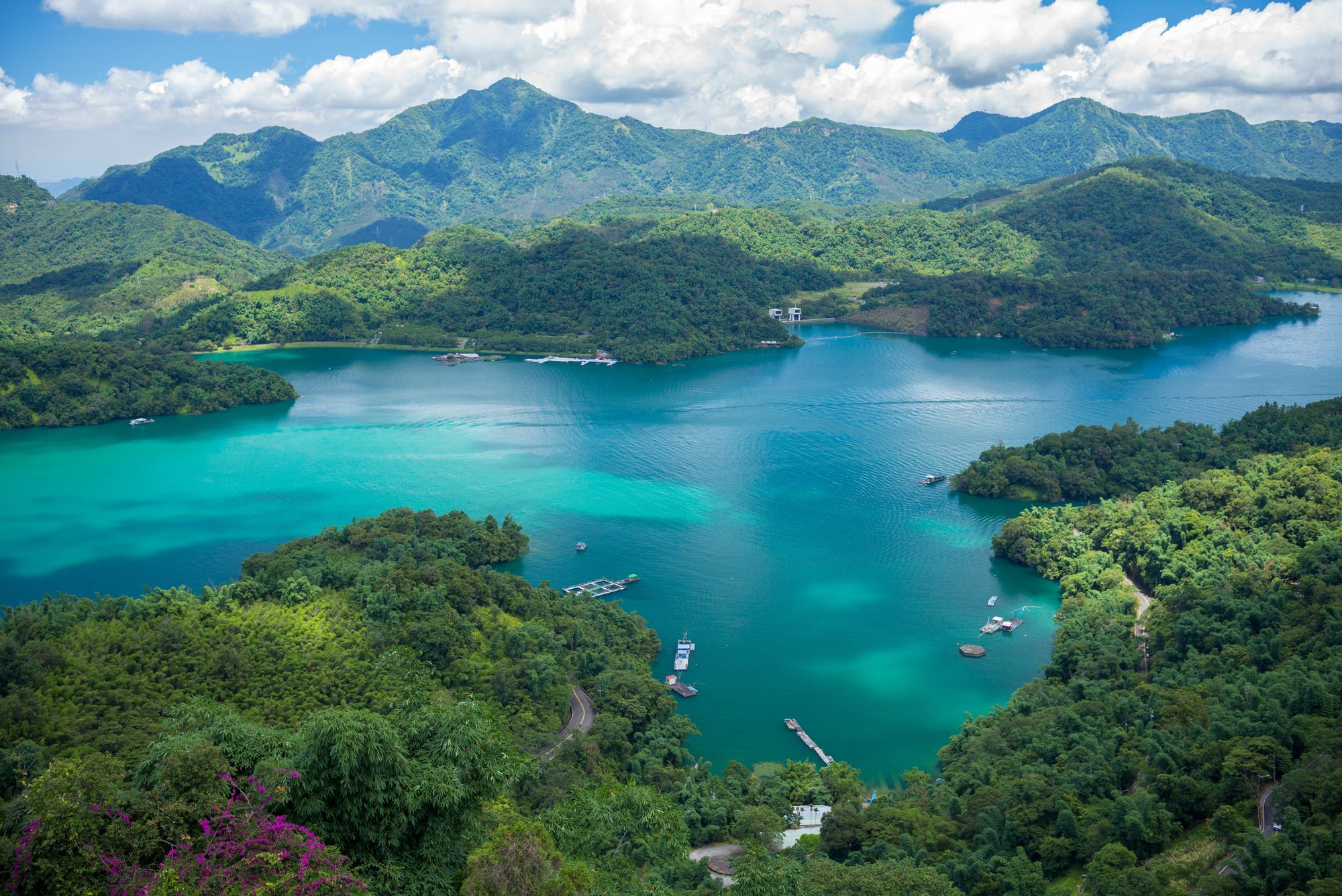 Một khung cảnh phía sau đầy lôi cuốn nhìn về khu trung tâm Sun Moon Lake