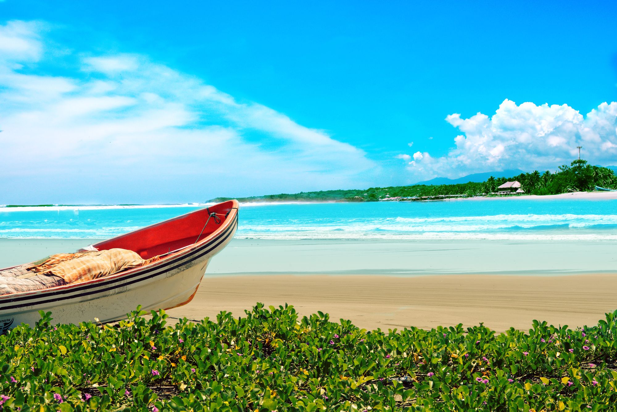 A captivating backdrop of central Playa Las Flores (El Cuco)