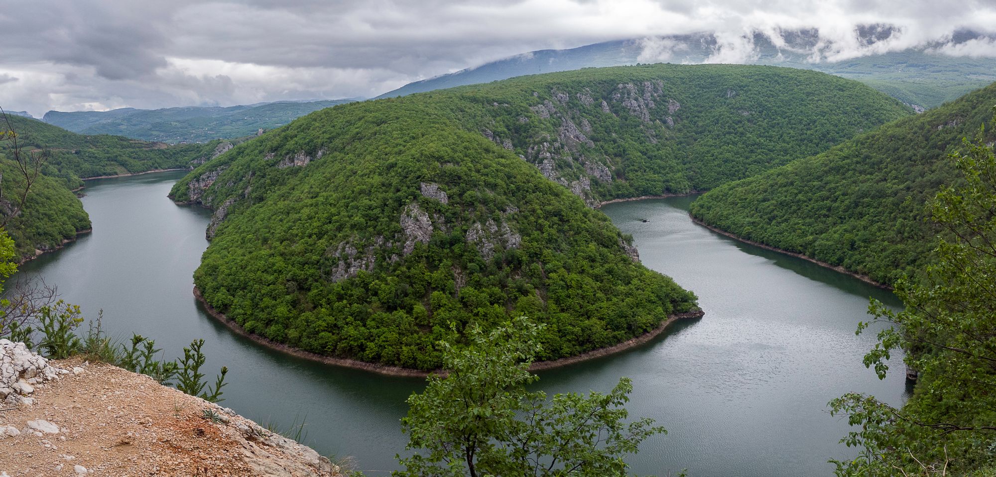 A captivating backdrop of central Cemerno