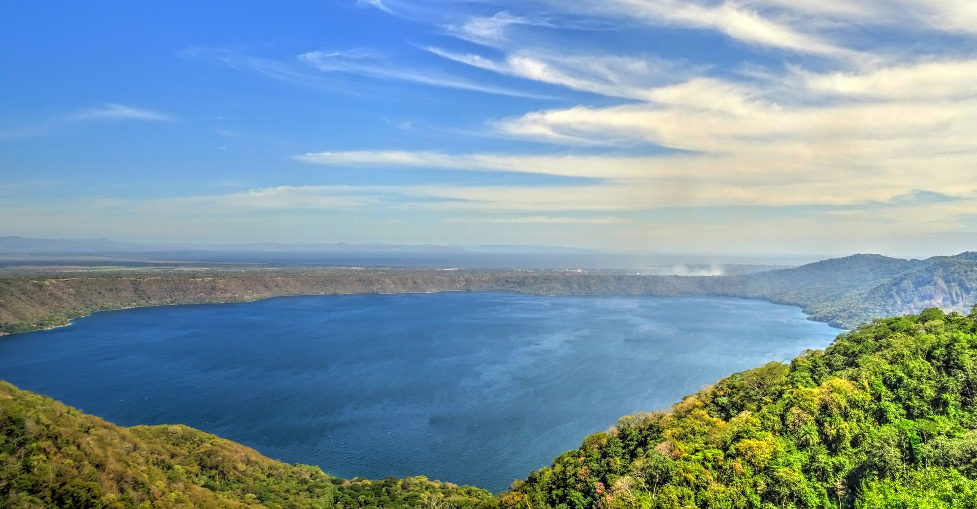 Một khung cảnh phía sau đầy lôi cuốn nhìn về khu trung tâm Laguna de Apoyo