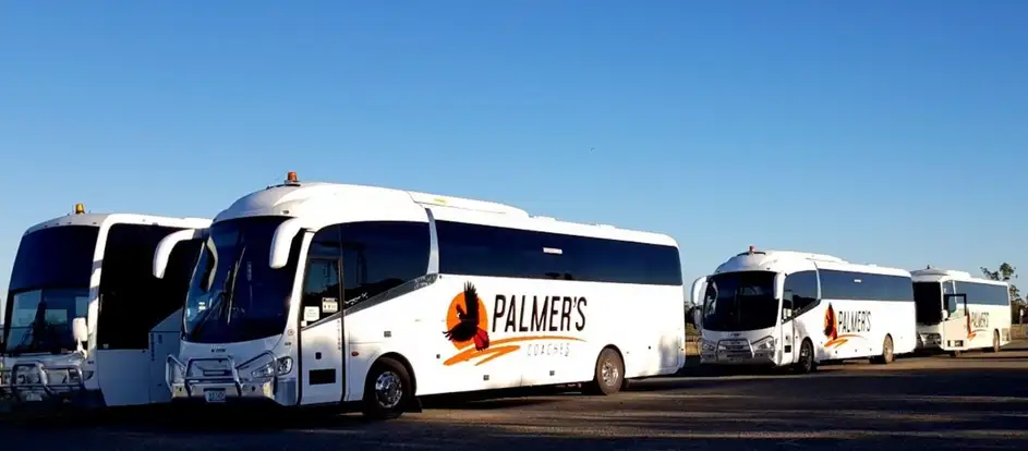 Palmer's Coaches นำผู้โดยสารไปยังจุดหมายปลายทาง