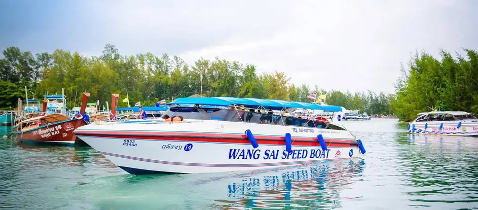 Wangsai Speedboat bringing passengers to their travel destination