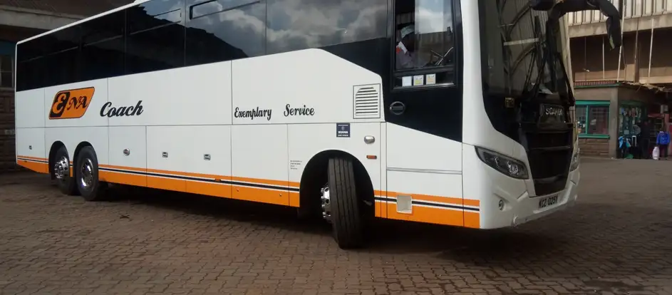 Ena Coach llevar a los pasajeros a su destino de viaje