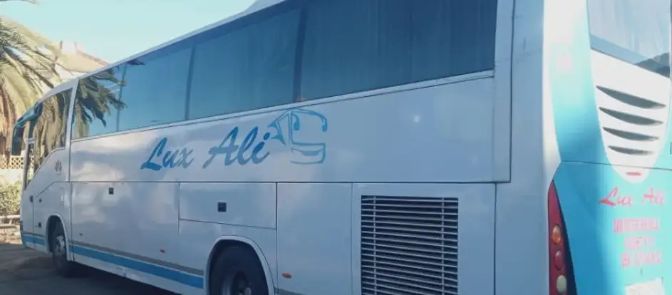 Lux Ali passagiers naar hun reisbestemming brengen
