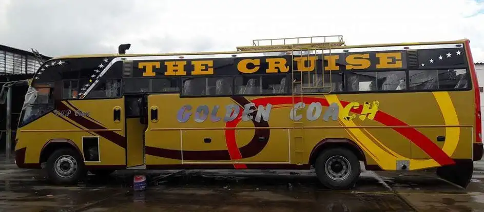 Golden Bus llevar a los pasajeros a su destino de viaje