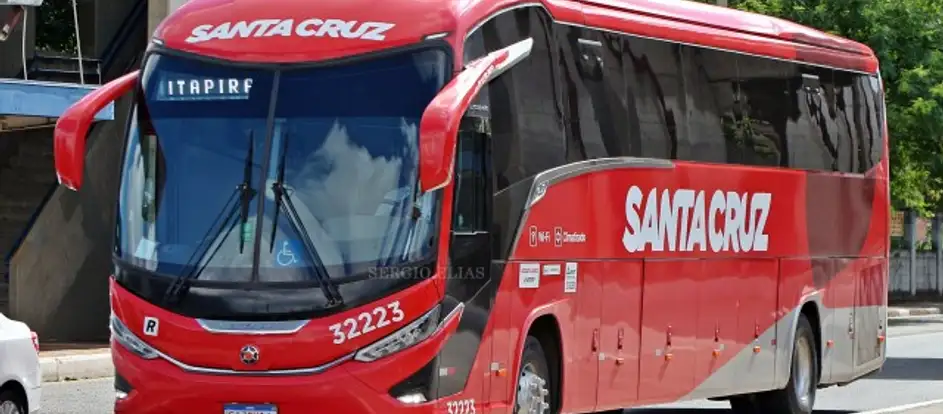 Santa Cruz levando passageiros ao seu destino de viagem
