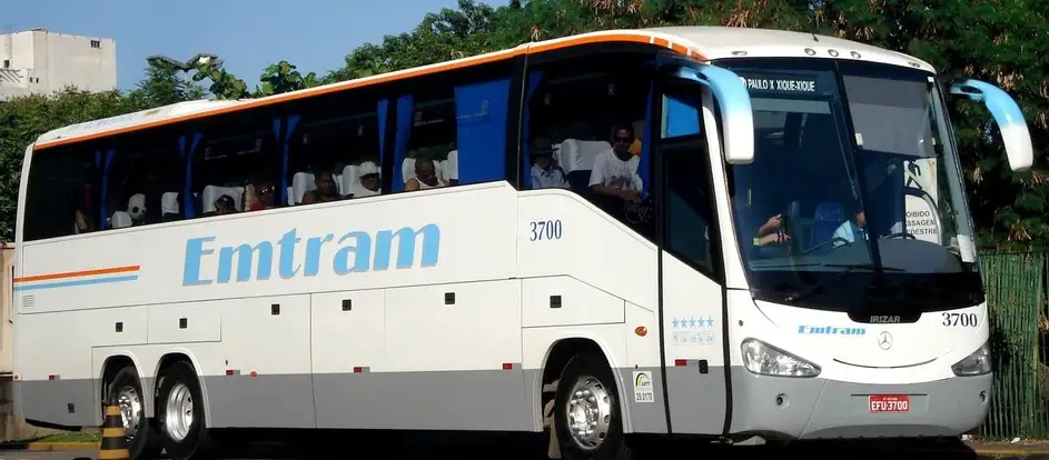 Emtram passagiers naar hun reisbestemming brengen