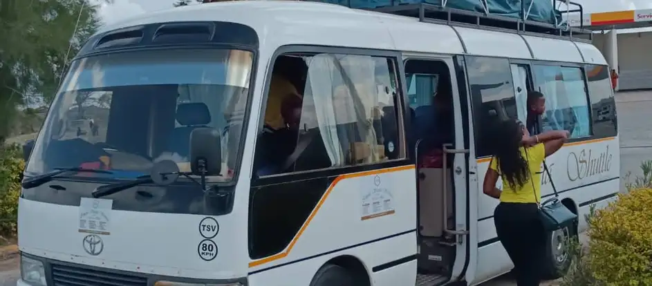 Impala Shuttle EA 승객을 여행 목적지까지 운송