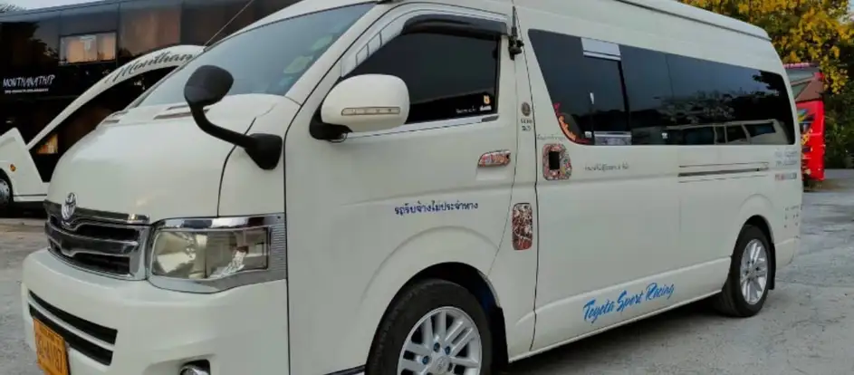 Mama Travel and Tour 将乘客送到其旅行目的地