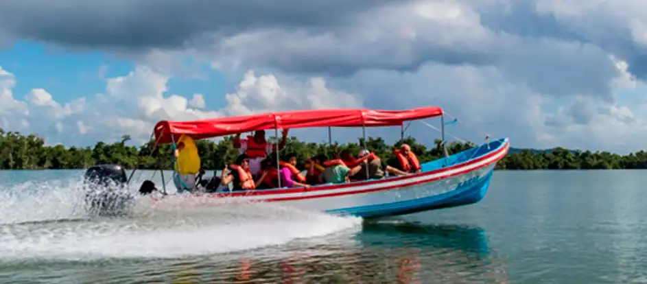 Rio Dulce Travel bringing passengers to their travel destination