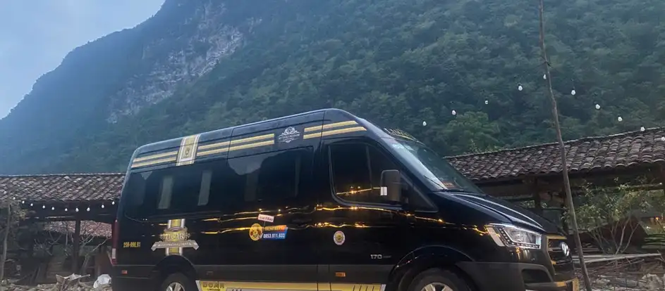 Trung Khanh Limousine bringing passengers to their travel destination