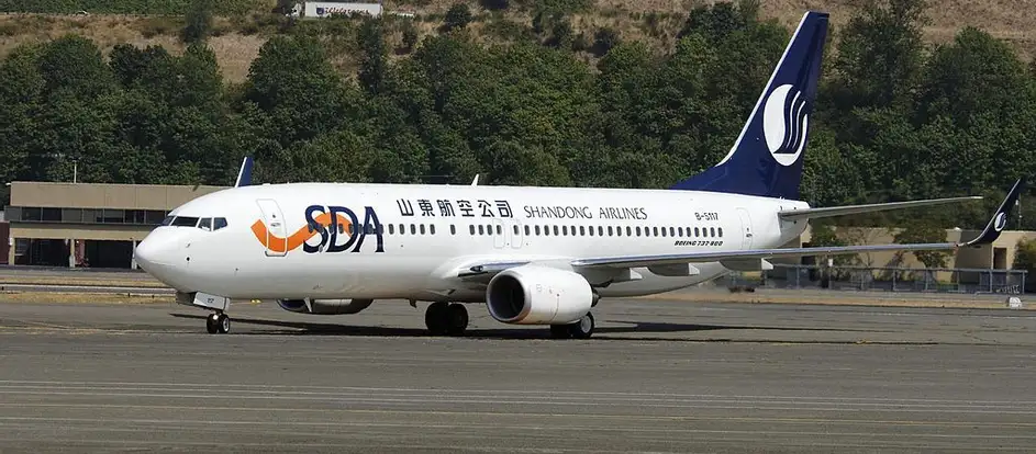 Shandong Airlines levando passageiros ao seu destino de viagem