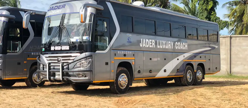 Jader Luxury Coach 승객을 여행 목적지까지 운송