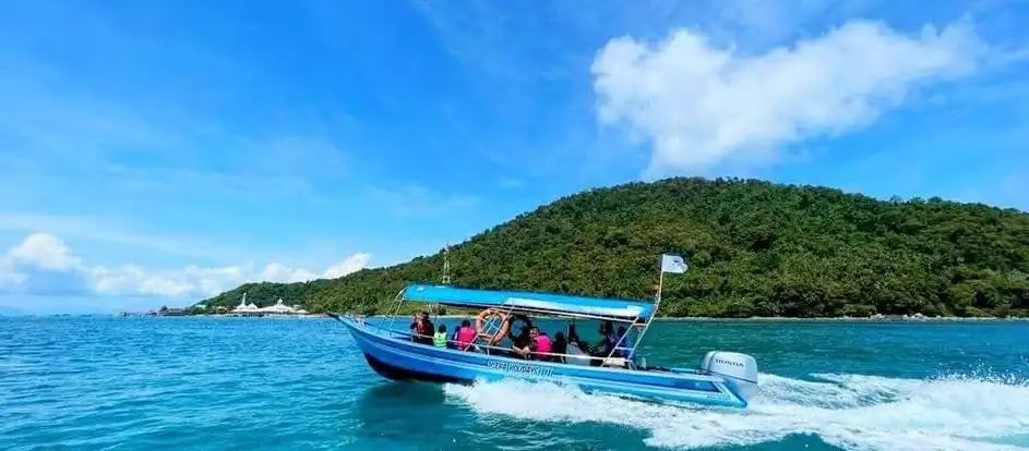 Perhentian Boat Service levando passageiros ao seu destino de viagem