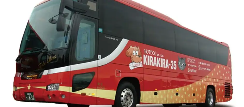 Kirakira Bus amener les passagers à leur destination