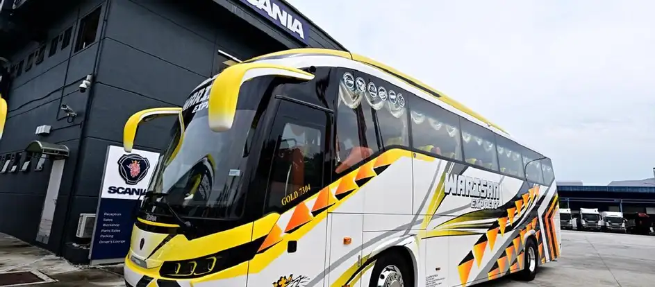 Warisan Express levando passageiros ao seu destino de viagem