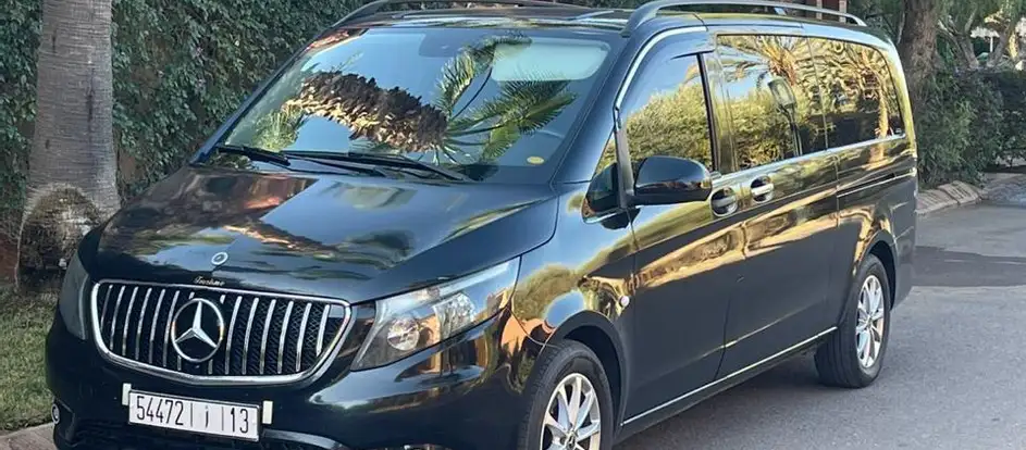 MiniBus Marrakesh portando i passeggeri alla loro destinazione di viaggio