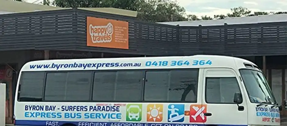 Byron Bay Express levando passageiros ao seu destino de viagem