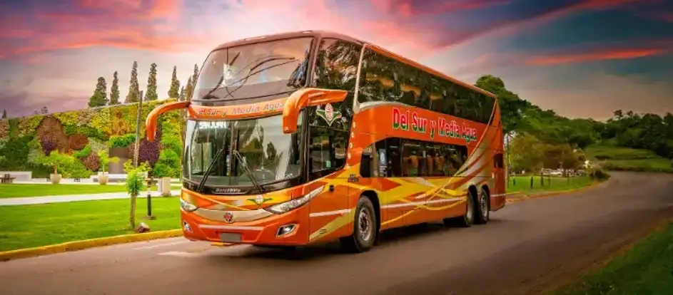 Del Sur y Media Agua passagiers naar hun reisbestemming brengen