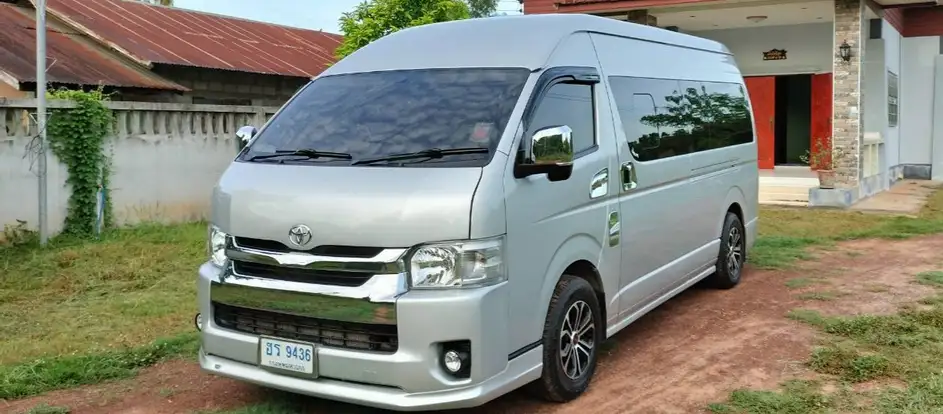 Adisorn Thai-Laos Transfer portando i passeggeri alla loro destinazione di viaggio