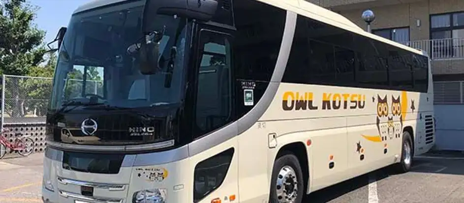 Owl Bus passagiers naar hun reisbestemming brengen