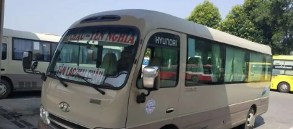 Trung Nghia llevar a los pasajeros a su destino de viaje