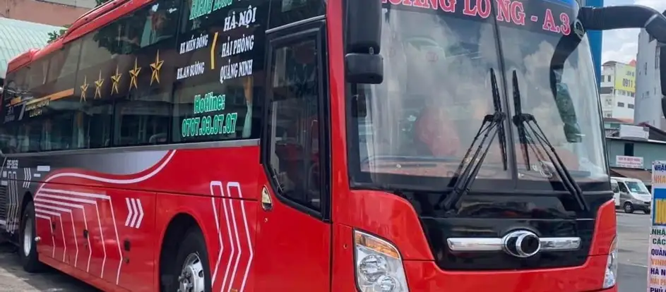 Hoang Long Do portando i passeggeri alla loro destinazione di viaggio