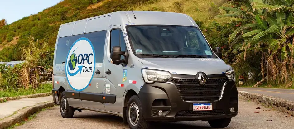 OPC Tour llevar a los pasajeros a su destino de viaje
