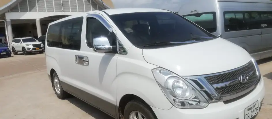 Gray Line Laos llevar a los pasajeros a su destino de viaje