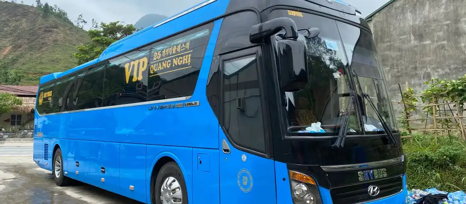 Quang Nghi bringing passengers to their travel destination