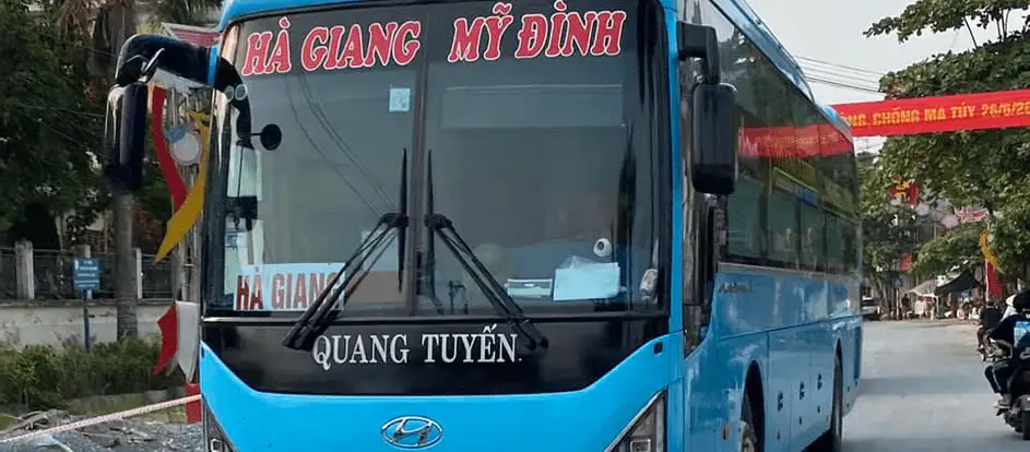 Quang Tuyen bringing passengers to their travel destination