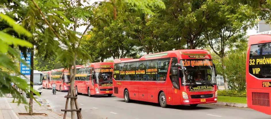 Tan Quang Dung Limousine 乗客を旅行先に連れて行く