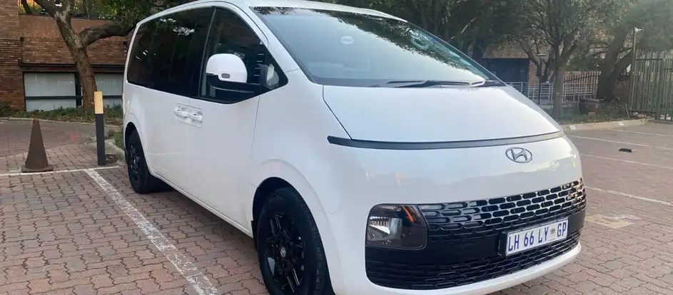 Teksi Ride passagiers naar hun reisbestemming brengen