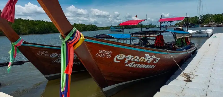 Happy Krabi Tour 乗客を旅行先に連れて行く