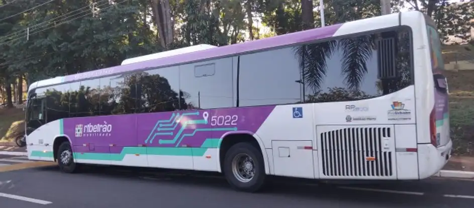 Rapido d'Oeste portando i passeggeri alla loro destinazione di viaggio