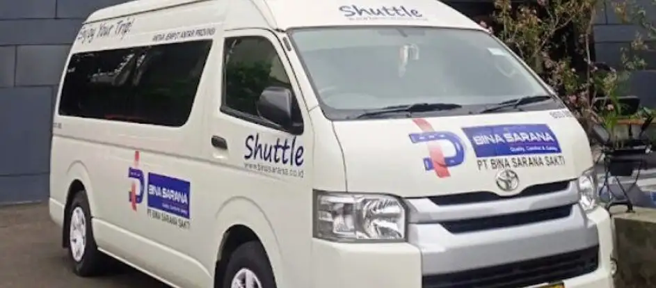 Bina Sarana Shuttle 승객을 여행 목적지까지 운송