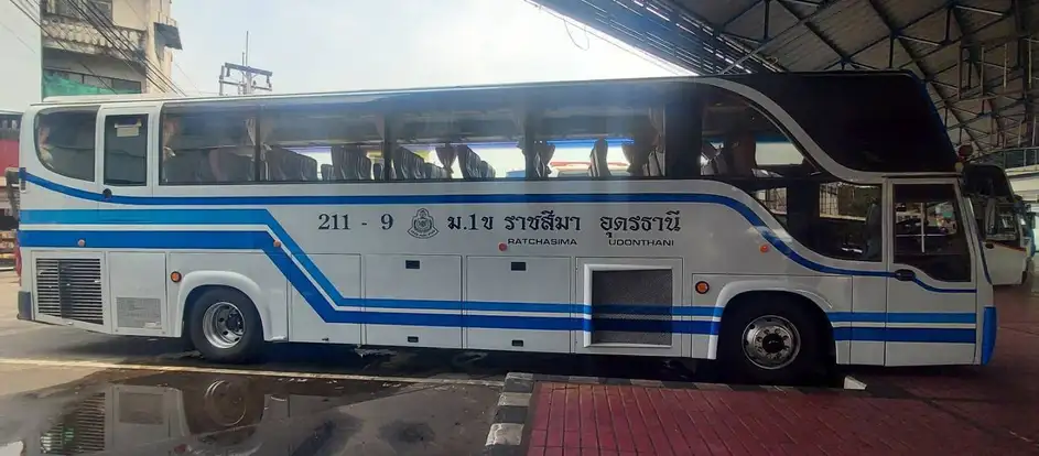 211KoratUdon portando i passeggeri alla loro destinazione di viaggio