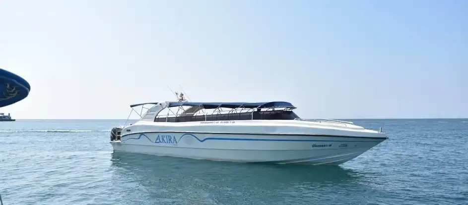 Akira Speedboat portando i passeggeri alla loro destinazione di viaggio