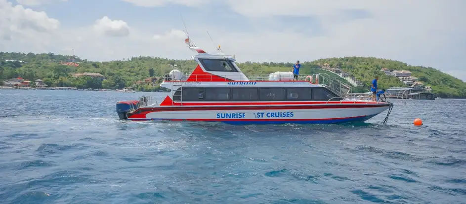 Sunrise Fast Cruise 乗客を旅行先に連れて行く