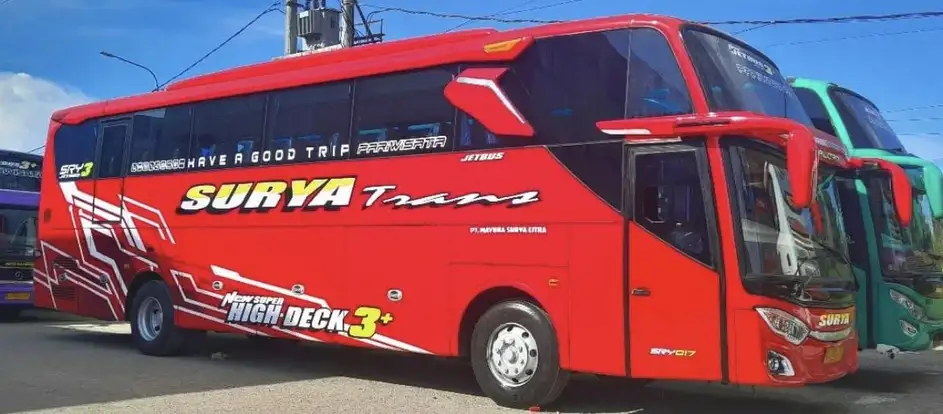 Surya Trans portando i passeggeri alla loro destinazione di viaggio