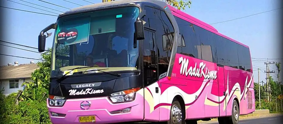 Bus Madu Kismo Cabang Denpasar bringing passengers to their travel destination